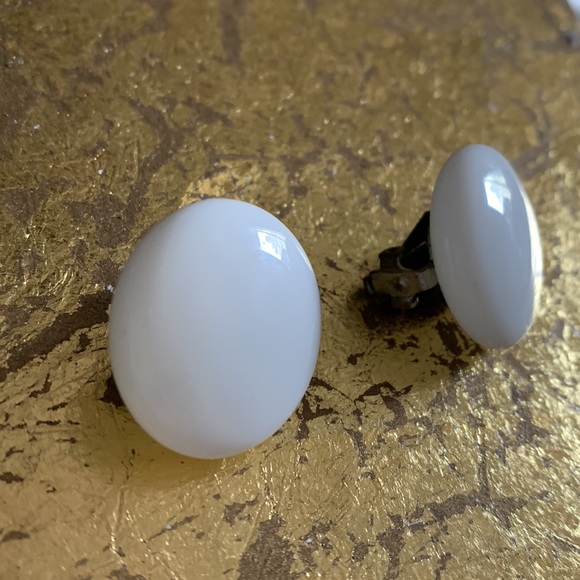 JAPAN Milk Glass White Antique Round Clip On Earrings Woman’s Vintage Jewelry - Picture 4 of 7